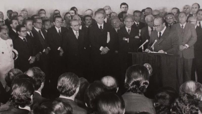 Junho de 1979: Figueiredo assina projeto da lei de anistia e envia texto ao Congresso.