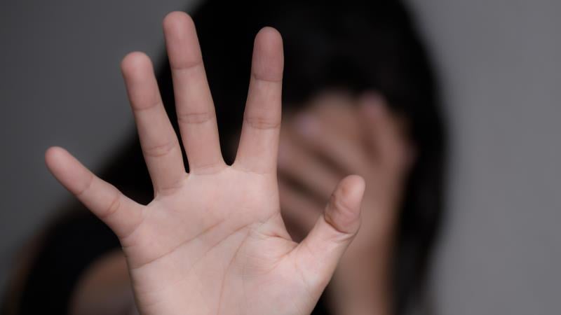 Intimidações e campanhas de ódio seguem barrando a participação plena das mulheres.