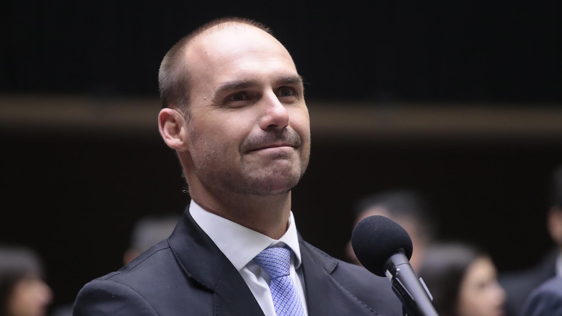 Eduardo considera sair do PL caso Tarcísio entre no partido.