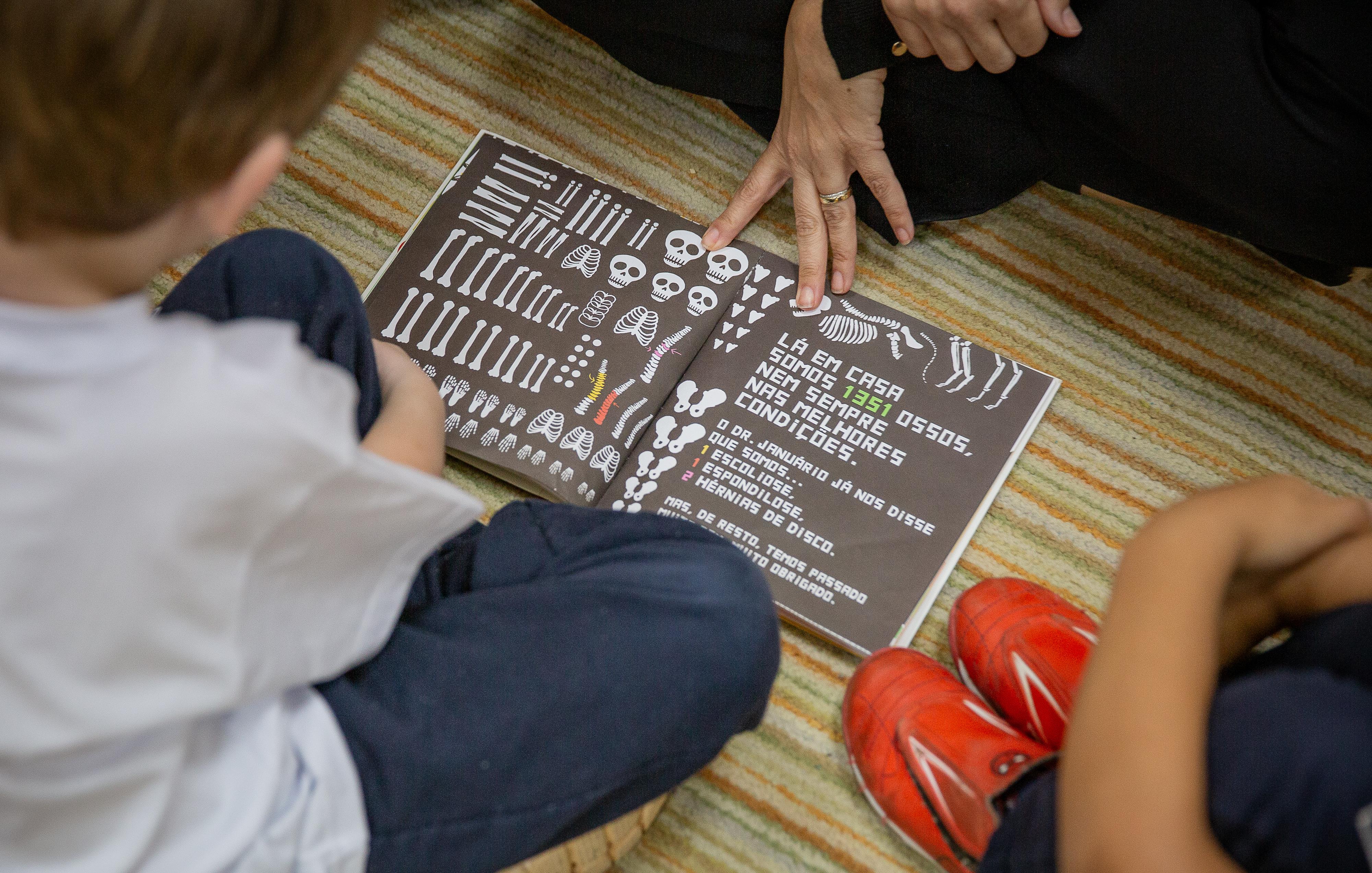 Projeto em análise no Senado busca reconhecer educadores de creches e pré-escolas como parte da carreira do magistério.