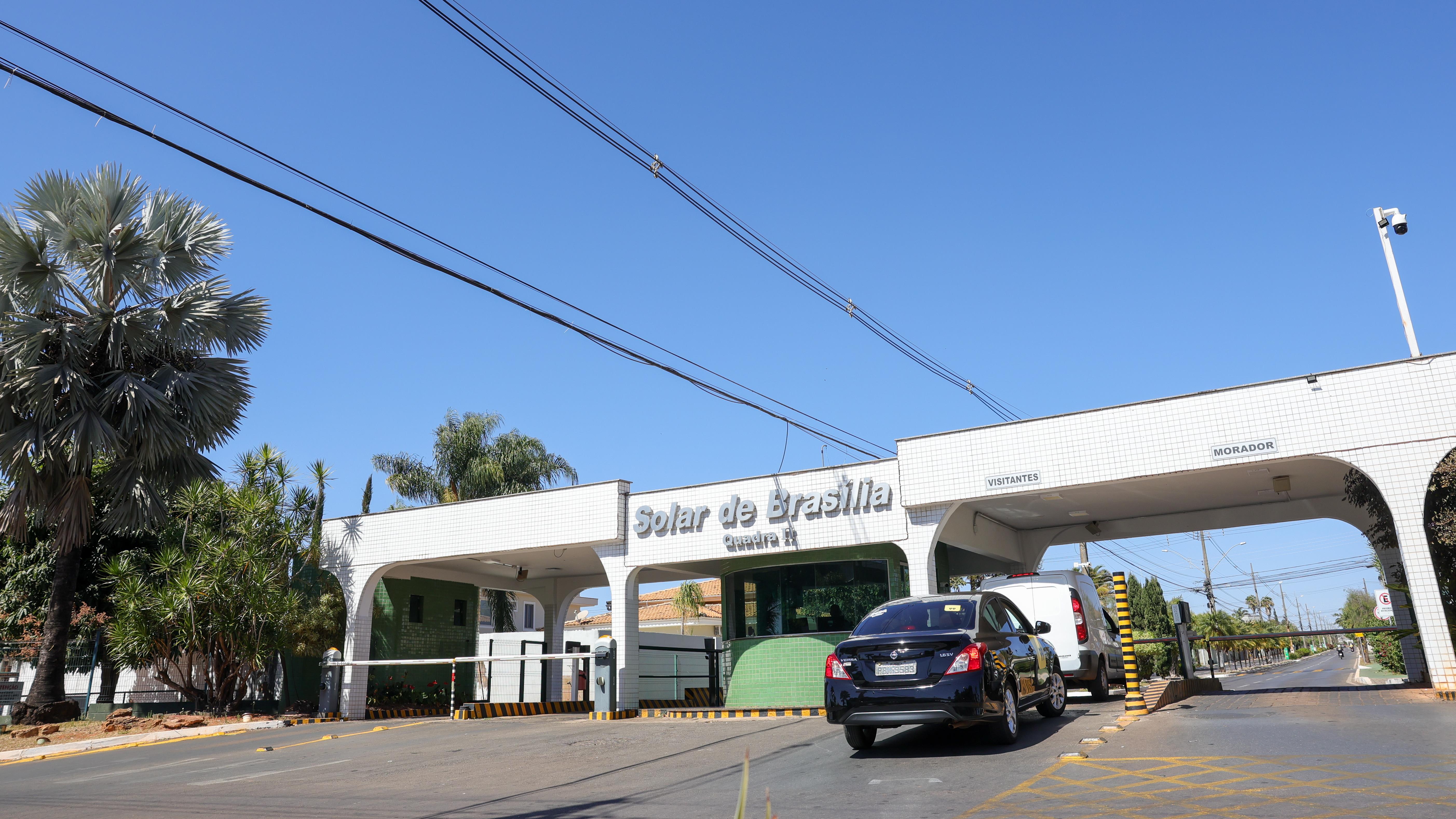 Fachada do condomínio Solar de Brasília, onde mora e cumpre prisão domiciliar o ex-presidente Jair Bolsonaro.
