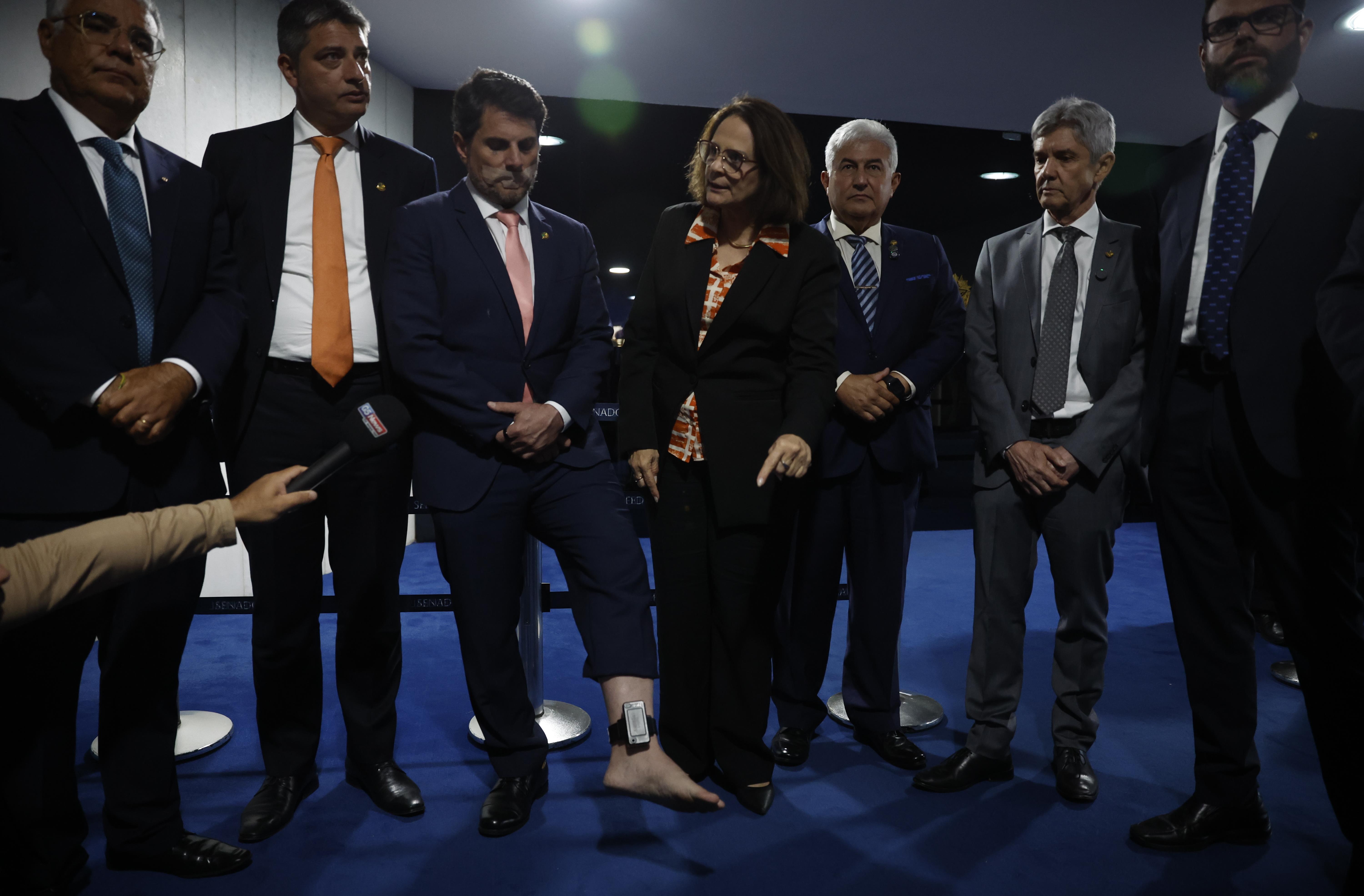 O senador Marcos do Val não precisará mais usar tornozeleira, mas passaportes permanecem retidos.