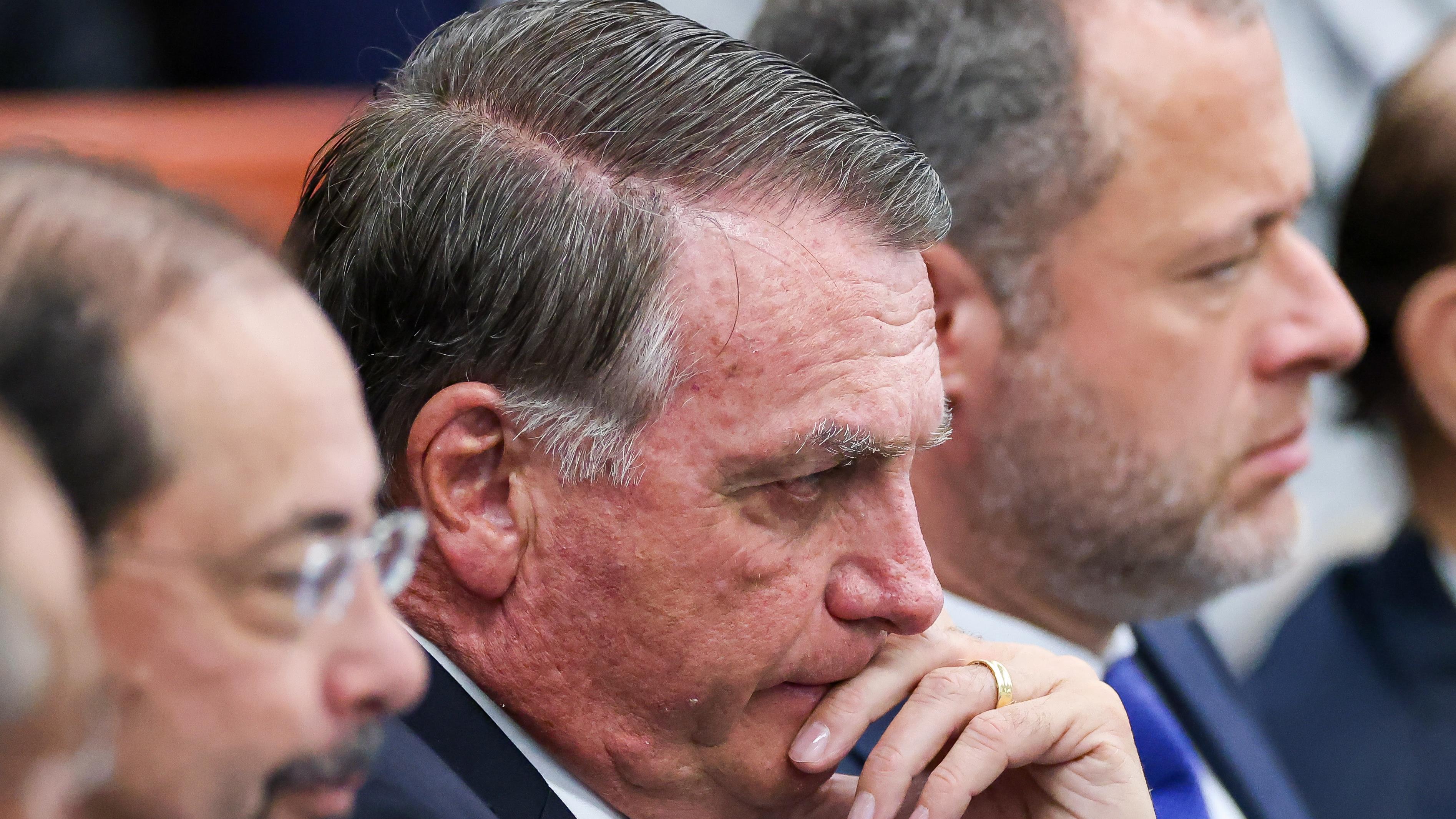 Bolsonaro enfrenta julgamento por conspiração e crimes contra a democracia.