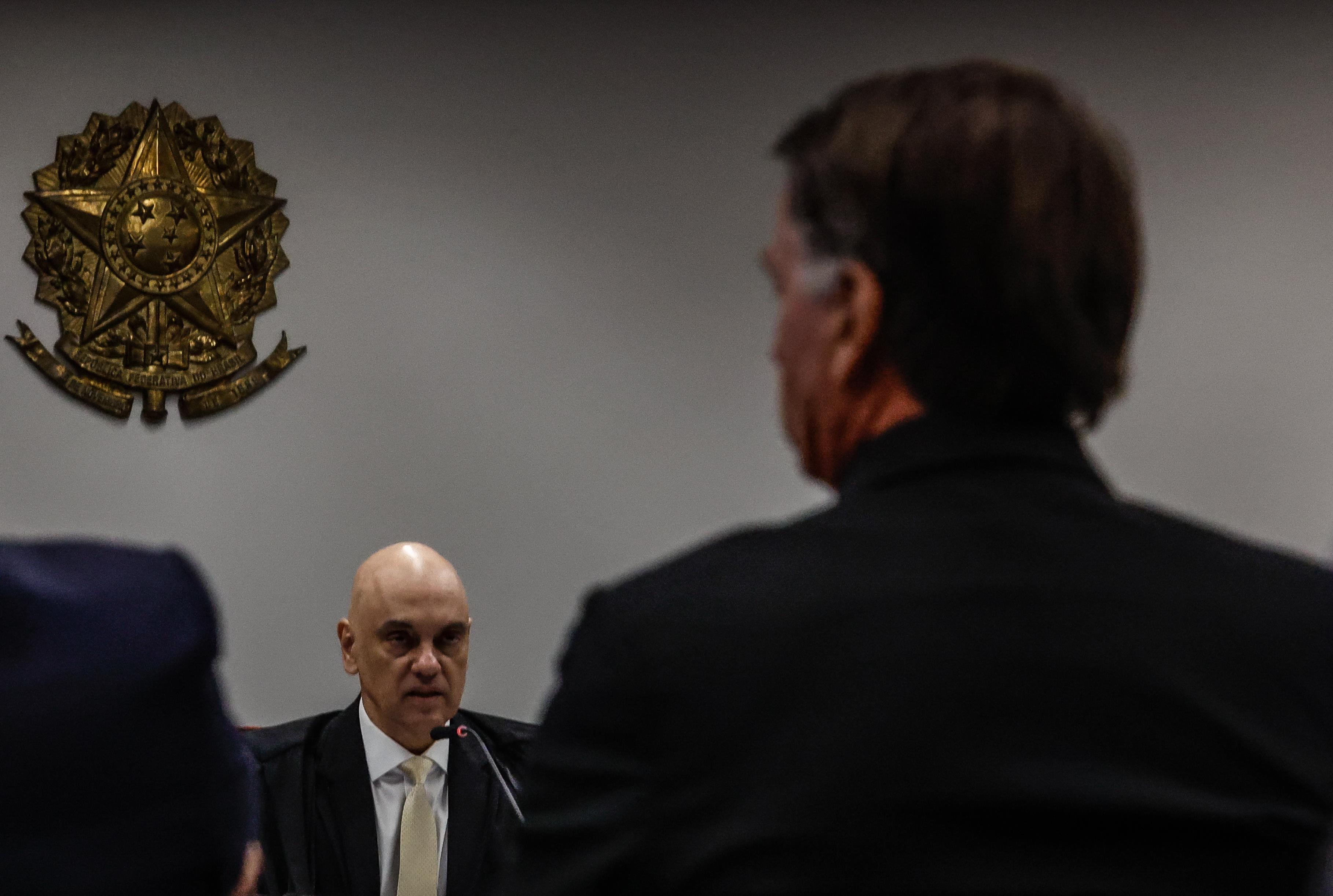 Bolsonaro não será obrigado a comparecer ao julgamento que poderá levá-lo à prisão. Ele esteve frente a frente com Moraes na sessão que o tornou réu por tentativa de golpe.
