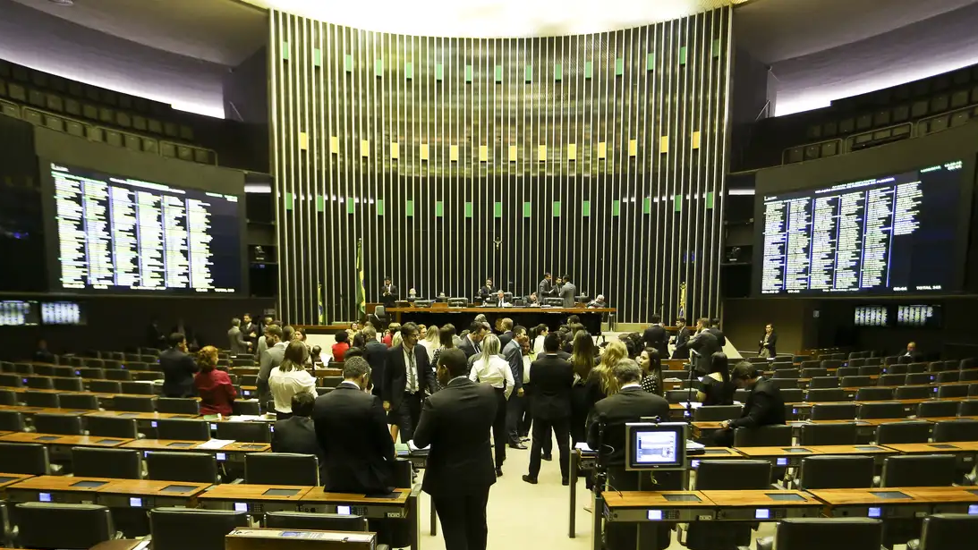 A avaliação da instauração dos 14 processos contra parlamentares ocorrerá nesta terça-feira (2).