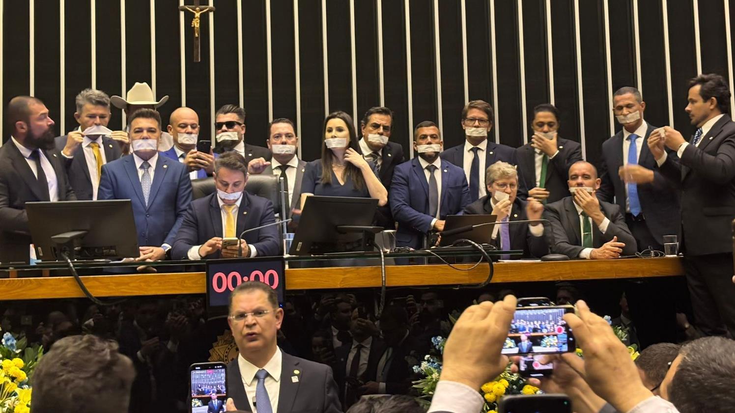 Lula prevê Tarcísio em 2026, bolsonaristas ainda sonham com Bolsonaro.