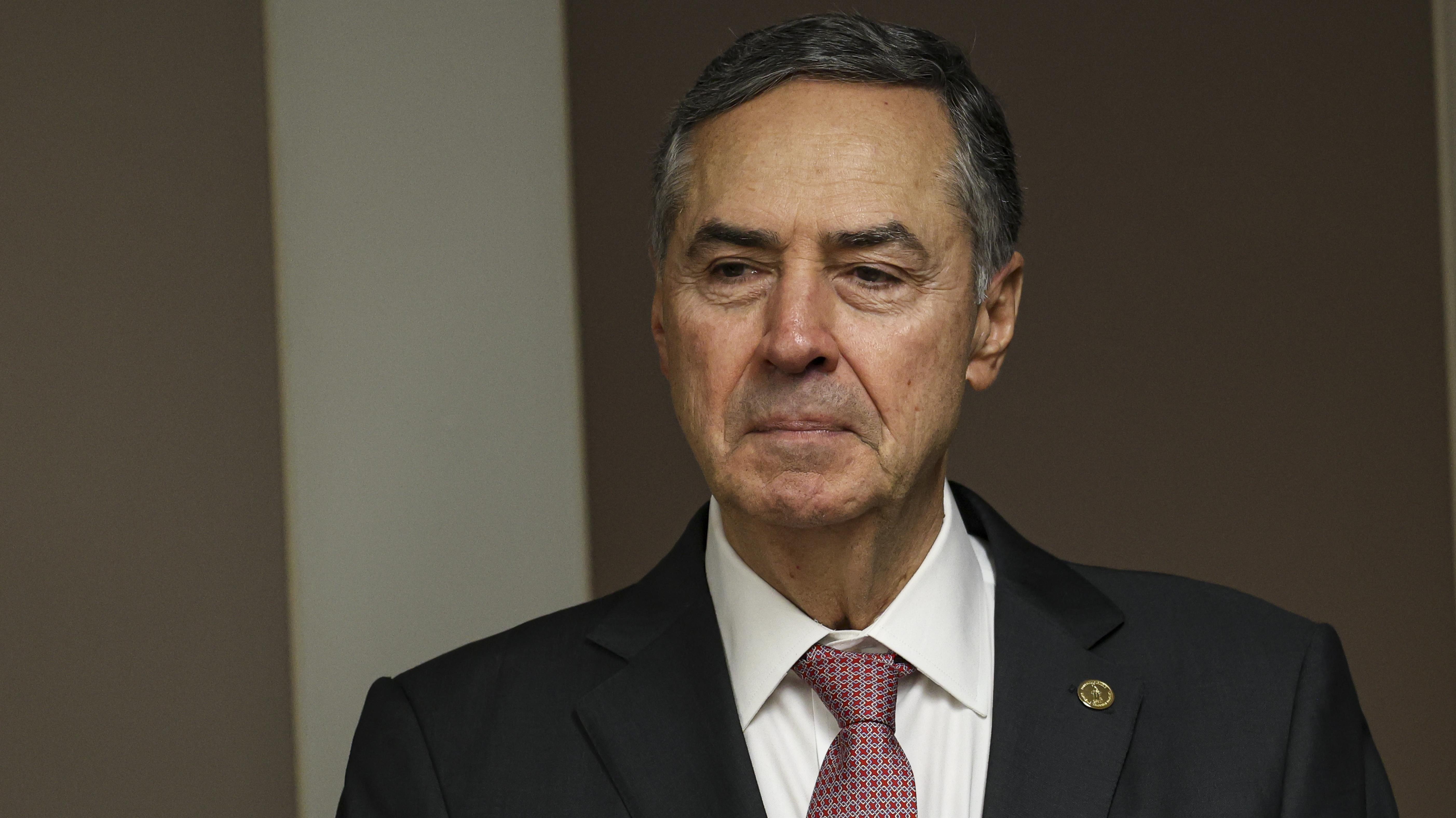 Barroso não estará no julgamento de Bolsonaro, ação penal tramita na 1ª Turma.