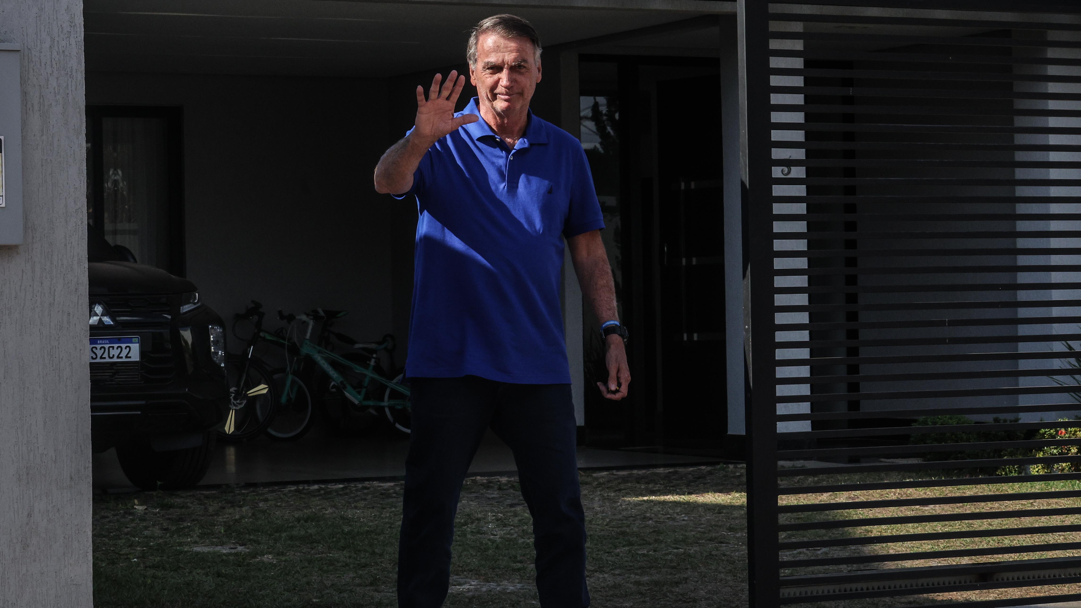 O ex-presidente Jair Bolsonaro é visto em frente à sua casa em Brasília.