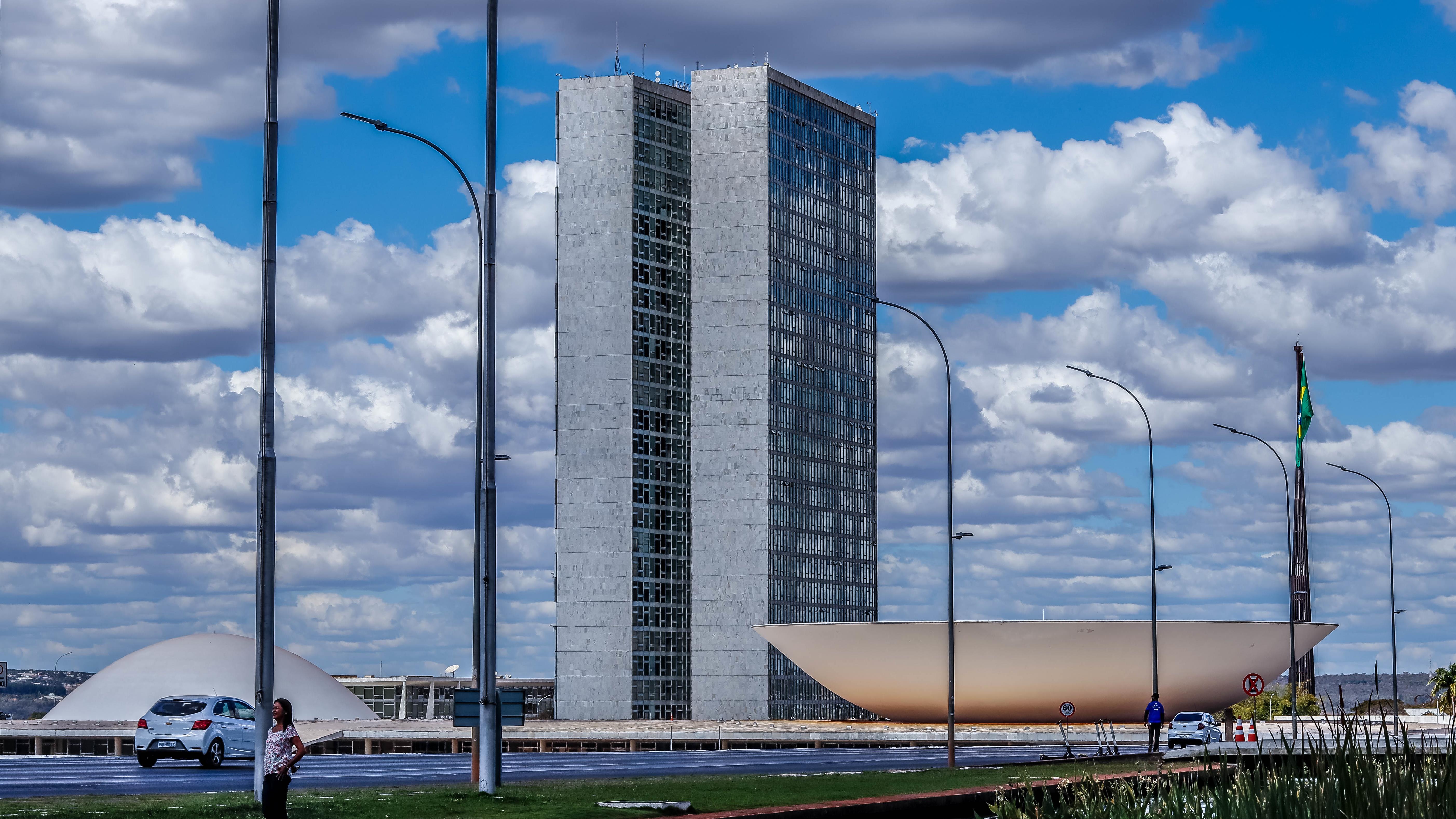 Meta de superávit, cortes de benefícios e calendário apertado elevam o risco de derrota na Câmara e no Senado.