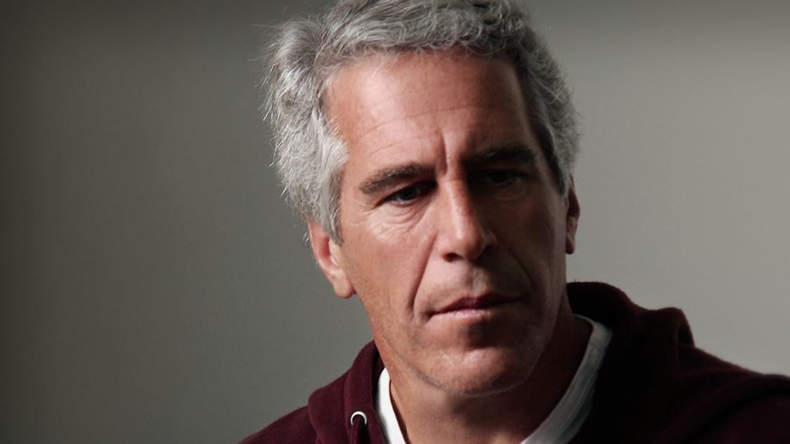 Jeffrey Epstein foi acusado de tráfico sexual, exploração e abuso sexual de menores.
