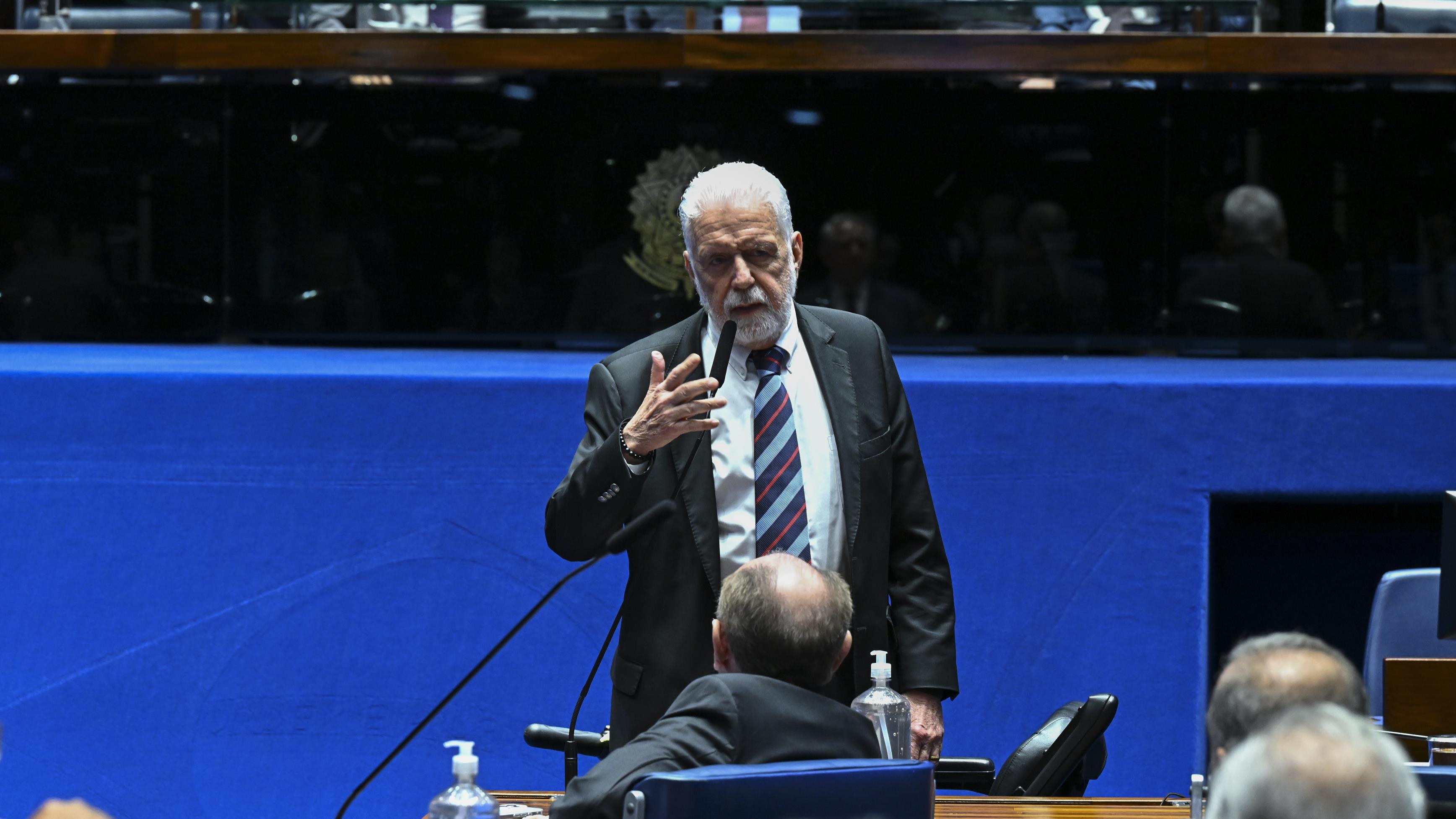 À bancada, em pronunciamento, líder do governo no Senado Federal, senador Jaques Wagner (PT-BA).