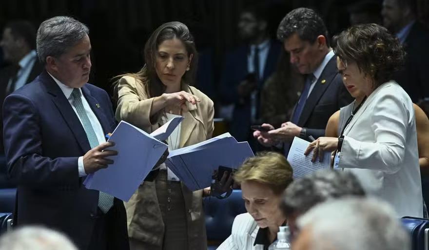 Efraim Filho, à esquerda, foi o relator da proposta.
