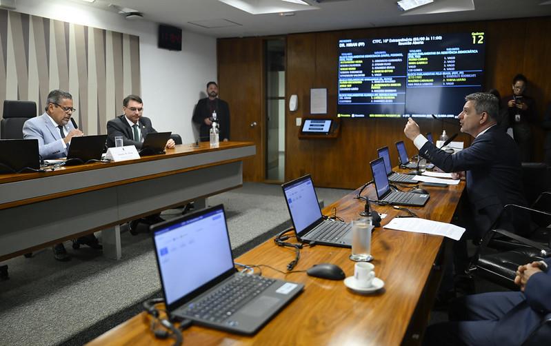 Rogério Carvalho, à direita na foto, vai recorrer ao Plenário para tentar reverter aprovação de proposta de fiscalização e controle, relatada por Flávio Bolsonaro.