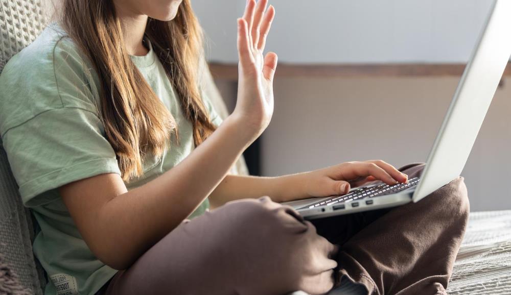 Medida prevê pena maior em casos de assédio cometido por mídias sociais ou internet.