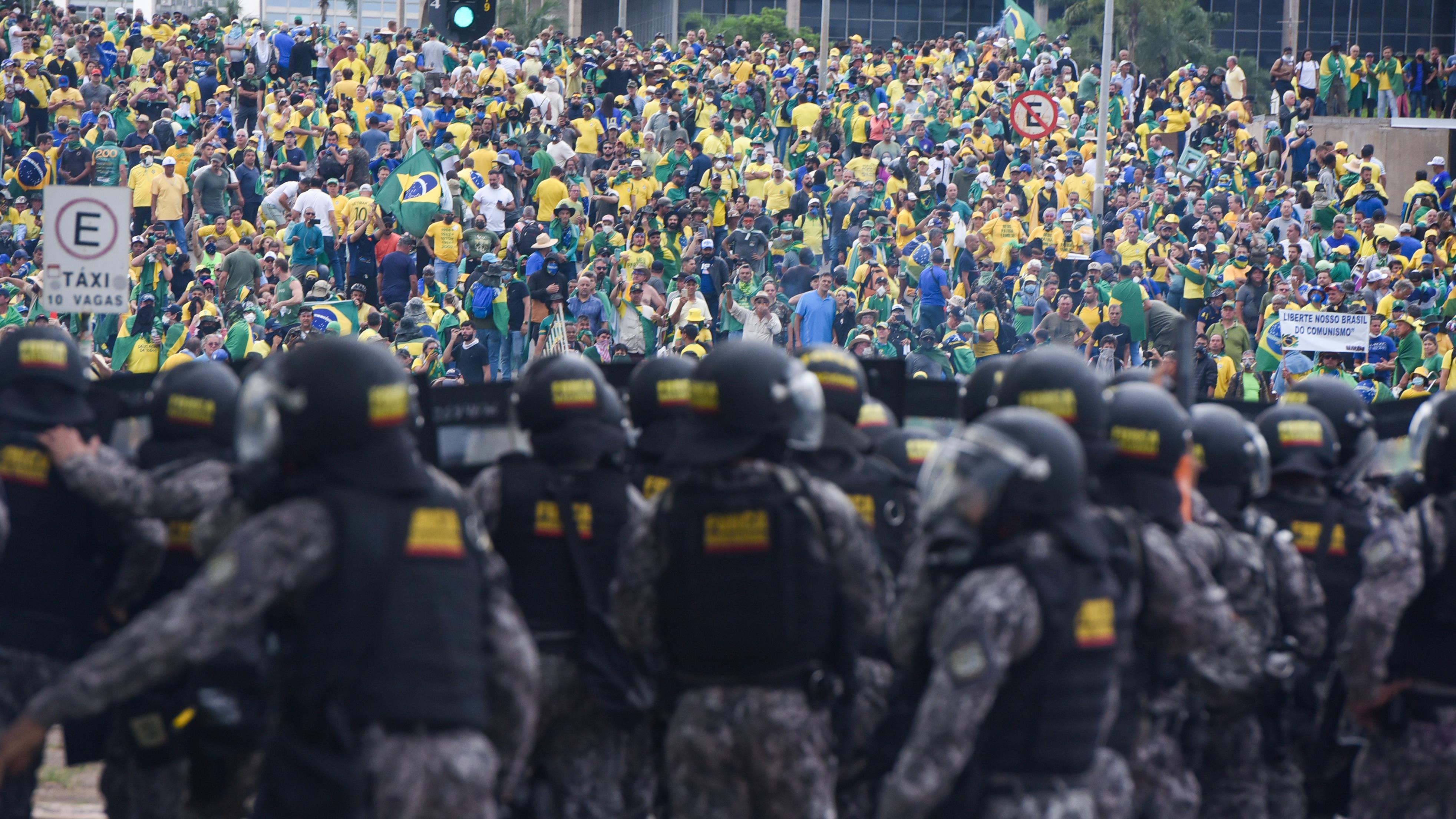 Anistia premiaria a baderna e abriria caminho para o retorno de Bolsonaro.
