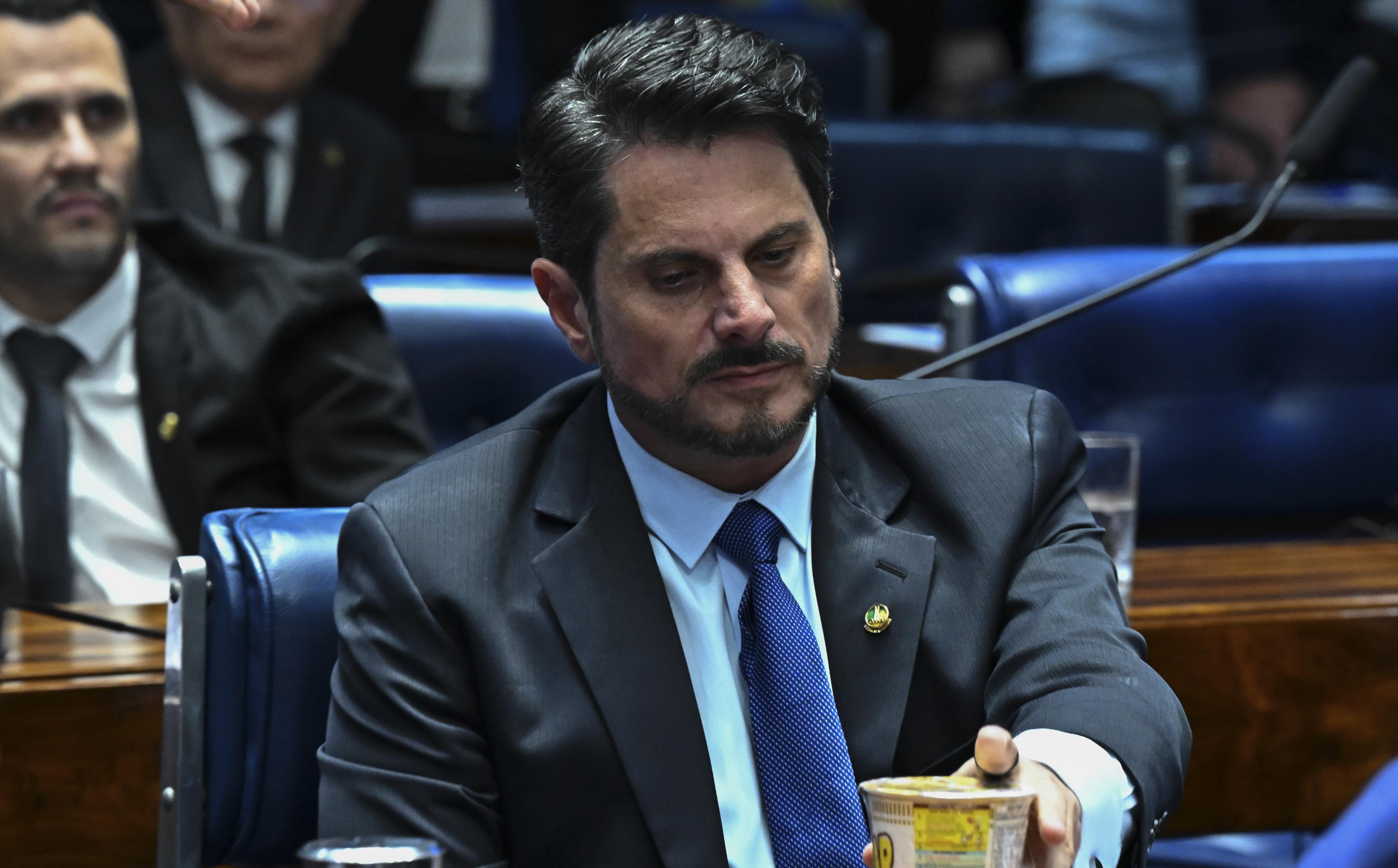 Pedido de afastamento foi feito antes da decisão do STF sobre as medidas cautelares do senador.