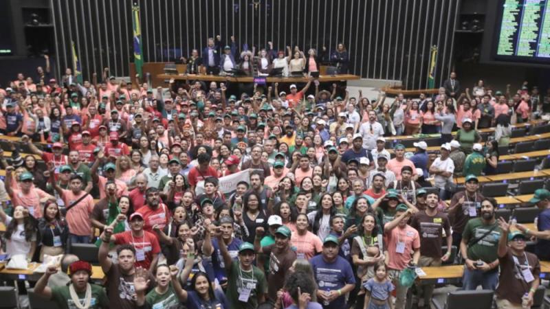 A sessão partiu de solicitação coletiva de nove deputados.