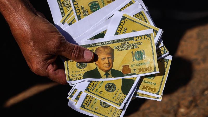 Movimentos sindicais e sociais protestam contra medidas econômicas do governo dos EUA contra o Brasil, na frente da embaixada americana em Brasília em 1 de agosto.