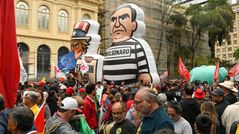 Manifestantes levaram boneco de Bolsonaro presidiário para as ruas de São Paulo.