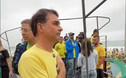 Flávio Bolsonaro em cima do trio elétrico onde discursou neste domingo em Copacabana, no Rio.