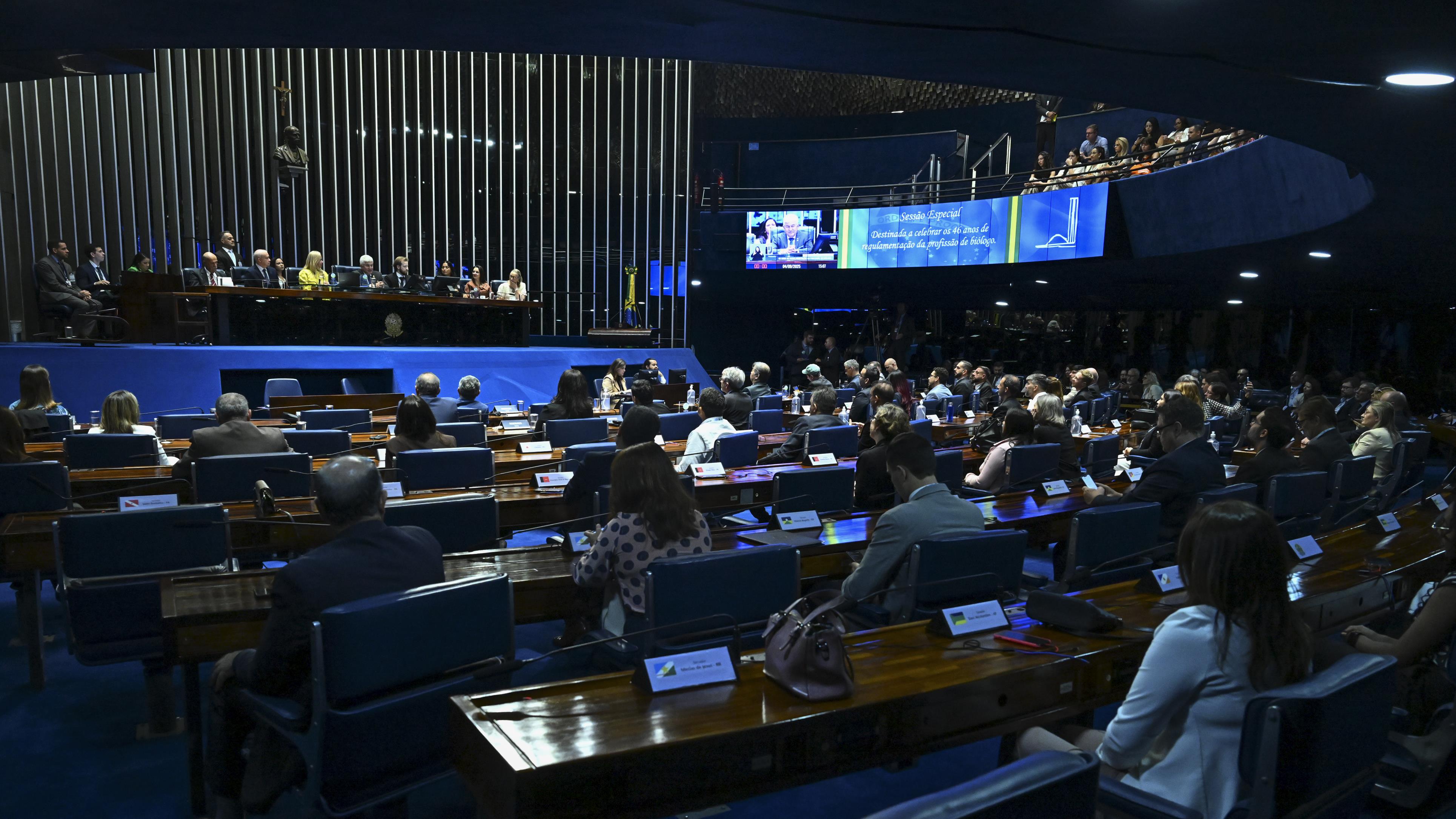 A sessão solene ocorre no Plenário do Senado.