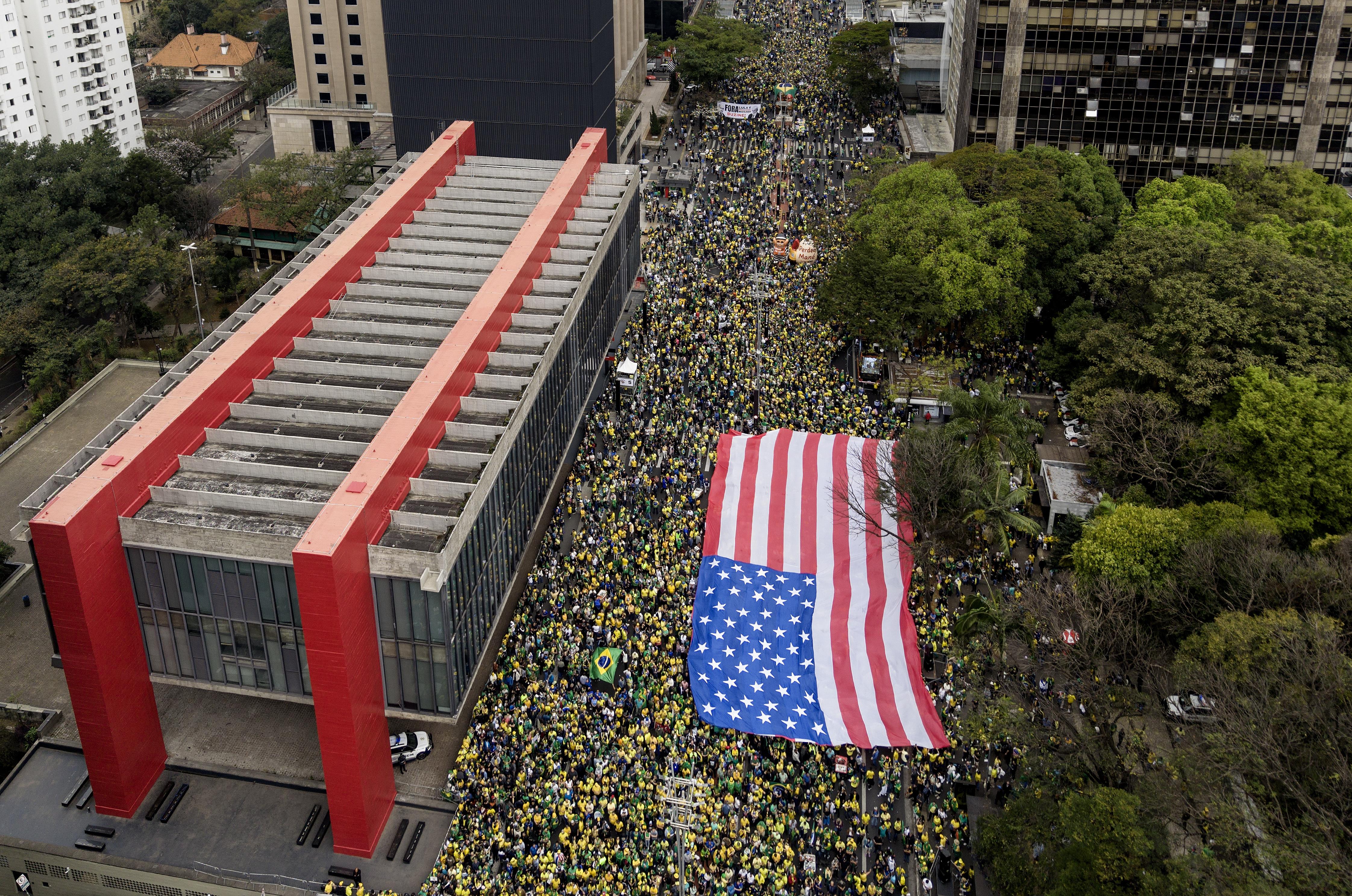 Bandeira dos EUA estendida em manifestação na Avenida Paulista (SP).