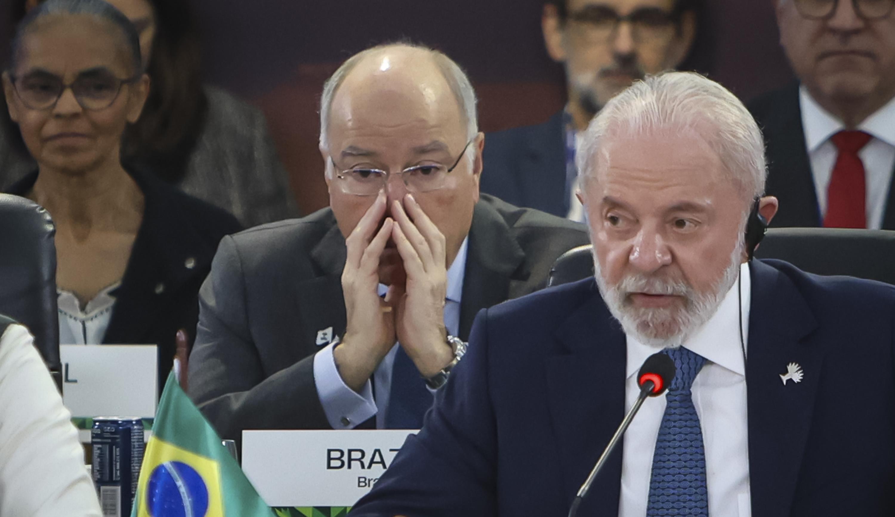 Lula e o ministro das Relações Exteriores, Mauro Vieira, em reunião dos Brics no Rio em julho.