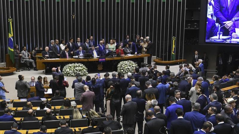 Gestores locais poderão pagar precatórios com base na receita corrente e parcelar dívidas em até 300 vezes.