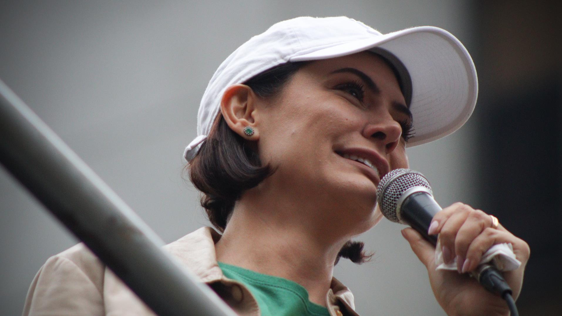Discursos de Michelle e Flávio Bolsonaro usaram desinformação e vitimização para fragilizar a democracia e defender anistia.