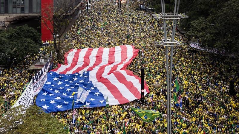 Manifestantes bolsonaristas estenderam bandeira dos EUA na avenida Paulista.
