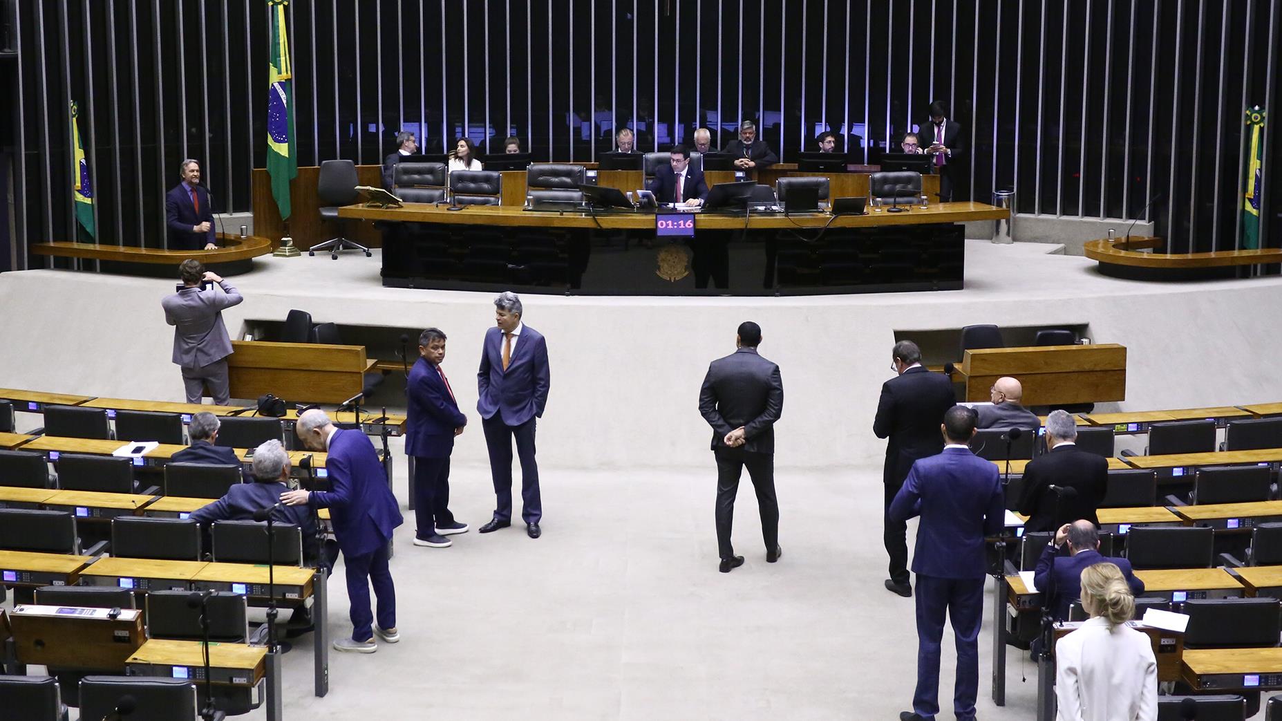Sete projetos tiveram urgência aprovada na sessão de ontem.