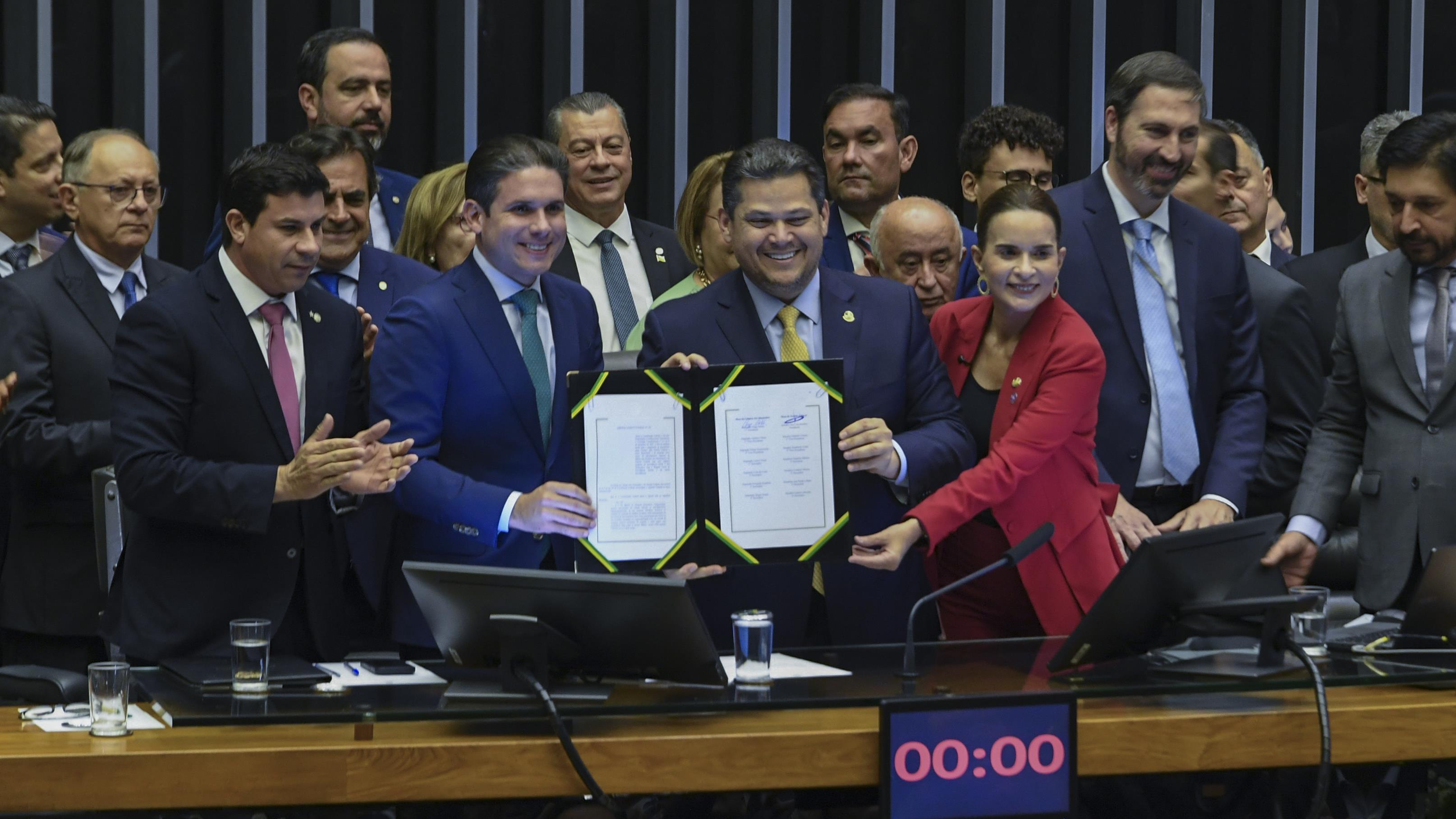 Plenário da Câmara dos Deputados durante sessão solene destinada à promulgação da Emenda Constitucional nº 136.