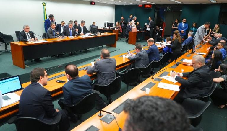 Comissão Mista de Orçamento aprovou medidas para compensar perdas fiscais e fortalecer fundos regionais.