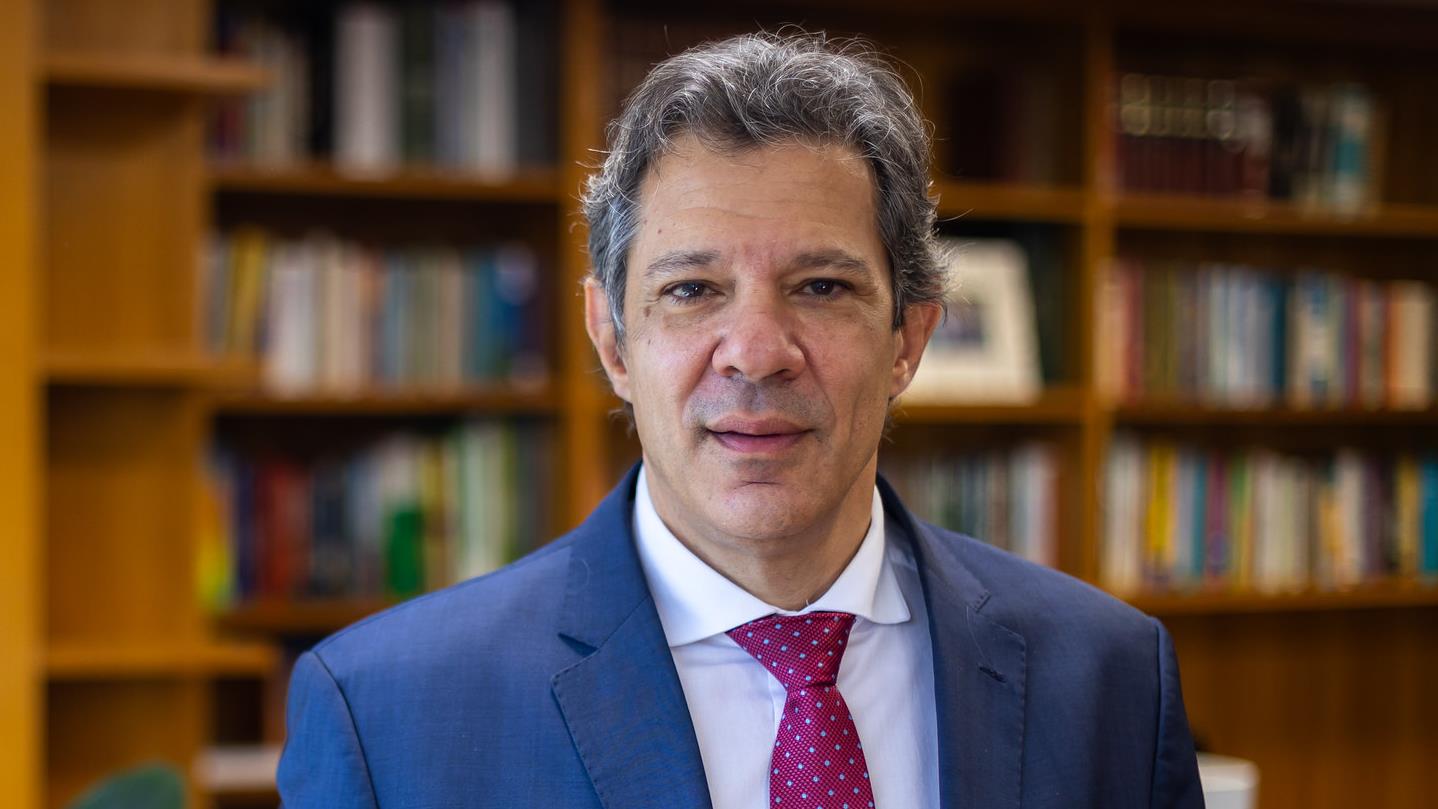 Inflação recua de 4,9% para 4,8%, mas segue fora do limite estabelecido.