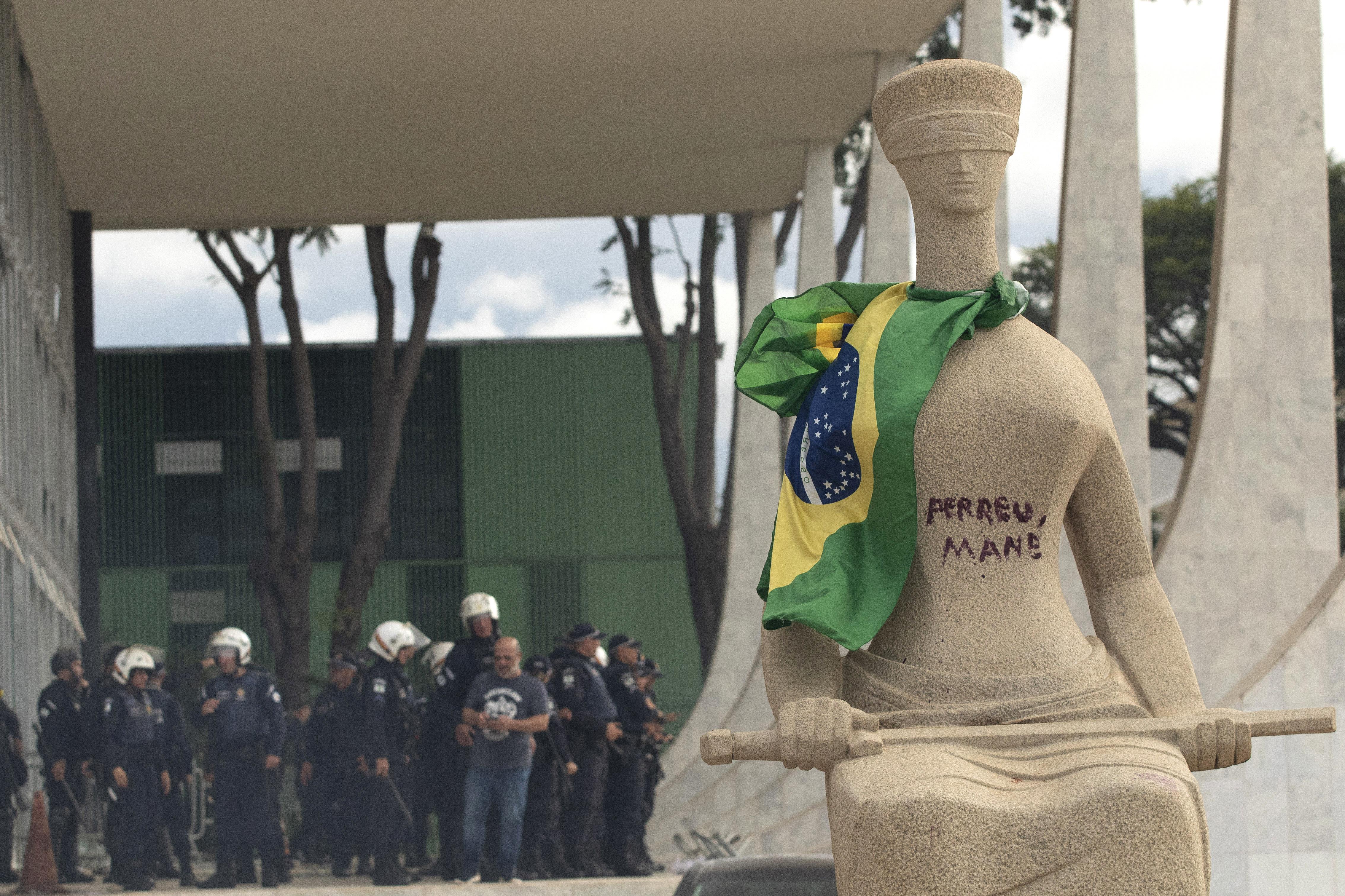Os réus são acusados de fazer pressão para que militares de alta patente agissem a favor de um golpe de Estado.