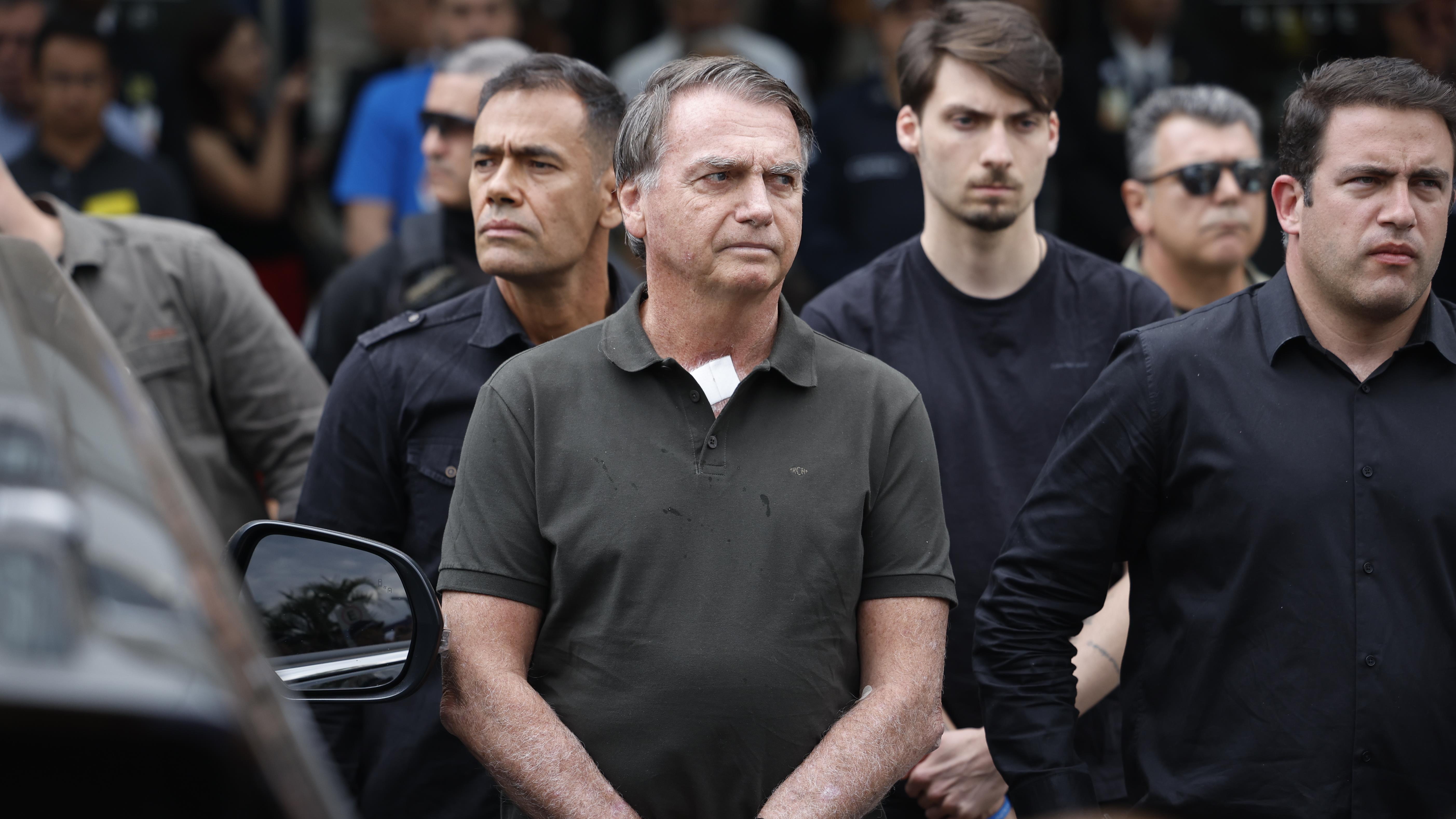 Bolsonaro segue em prisão domiciliar, ainda não tendo iniciado período da condenação.