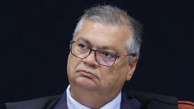 Dino também suspendeu por 30 dias o uso de emendas para pagar profissionais da saúde.