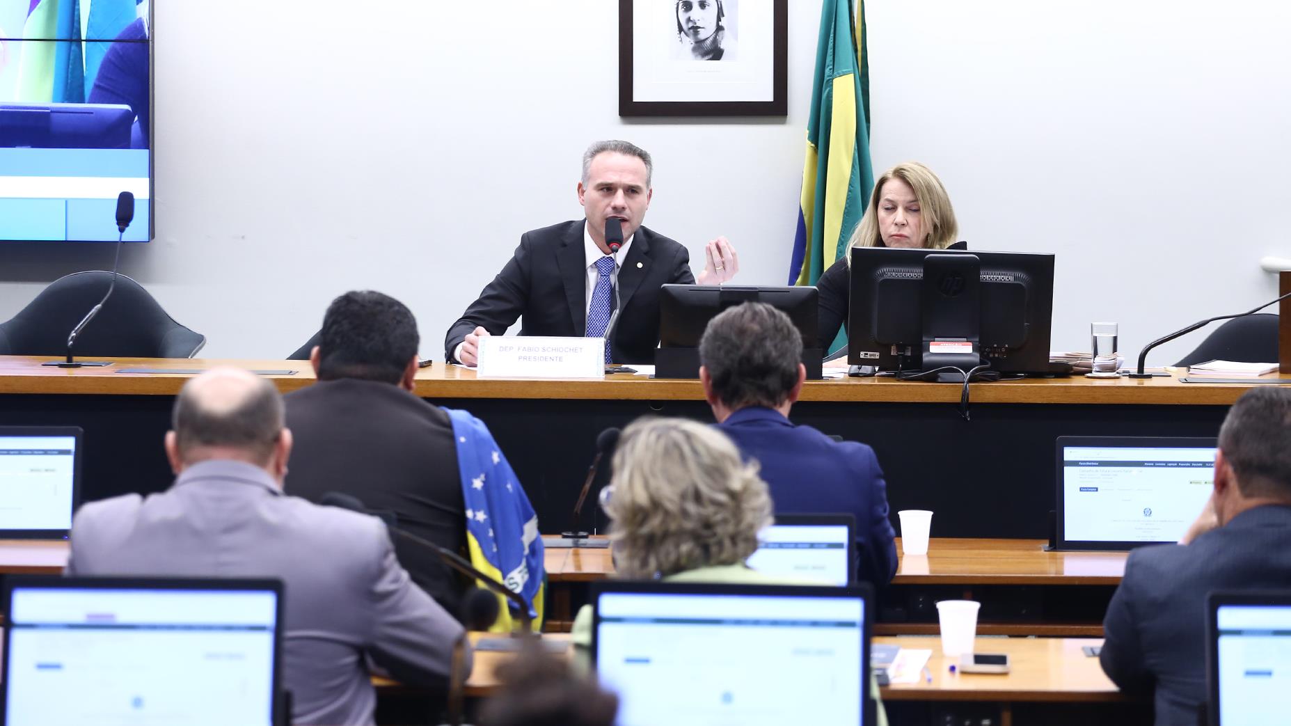 Fabio Schiochet preside reunião do Conselho de Ética.