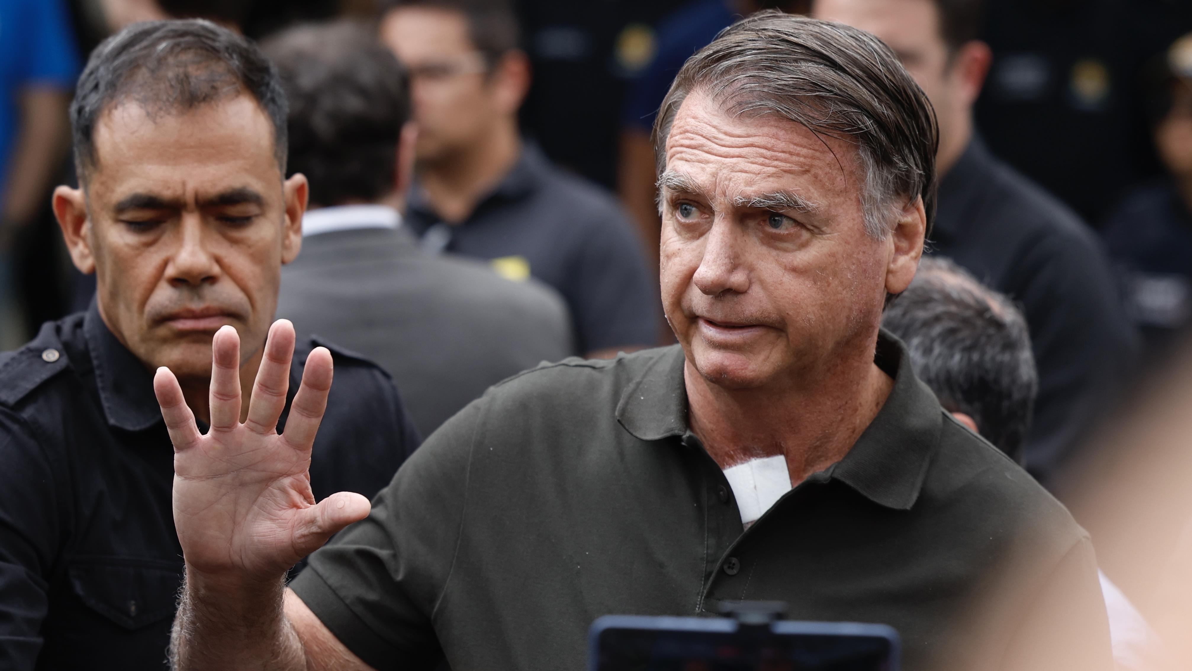 Bolsonaro deixou a prisão domiciliar para procedimento médico no último domingo (14).
