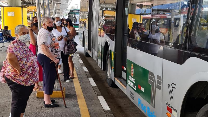 Projeto abrange gratuidade ou desconto de 50% em passagens para idosos de baixa renda não só para ônibus, mas também para veículos executivos, semileito e leito com linhas regulares interestaduais. 
