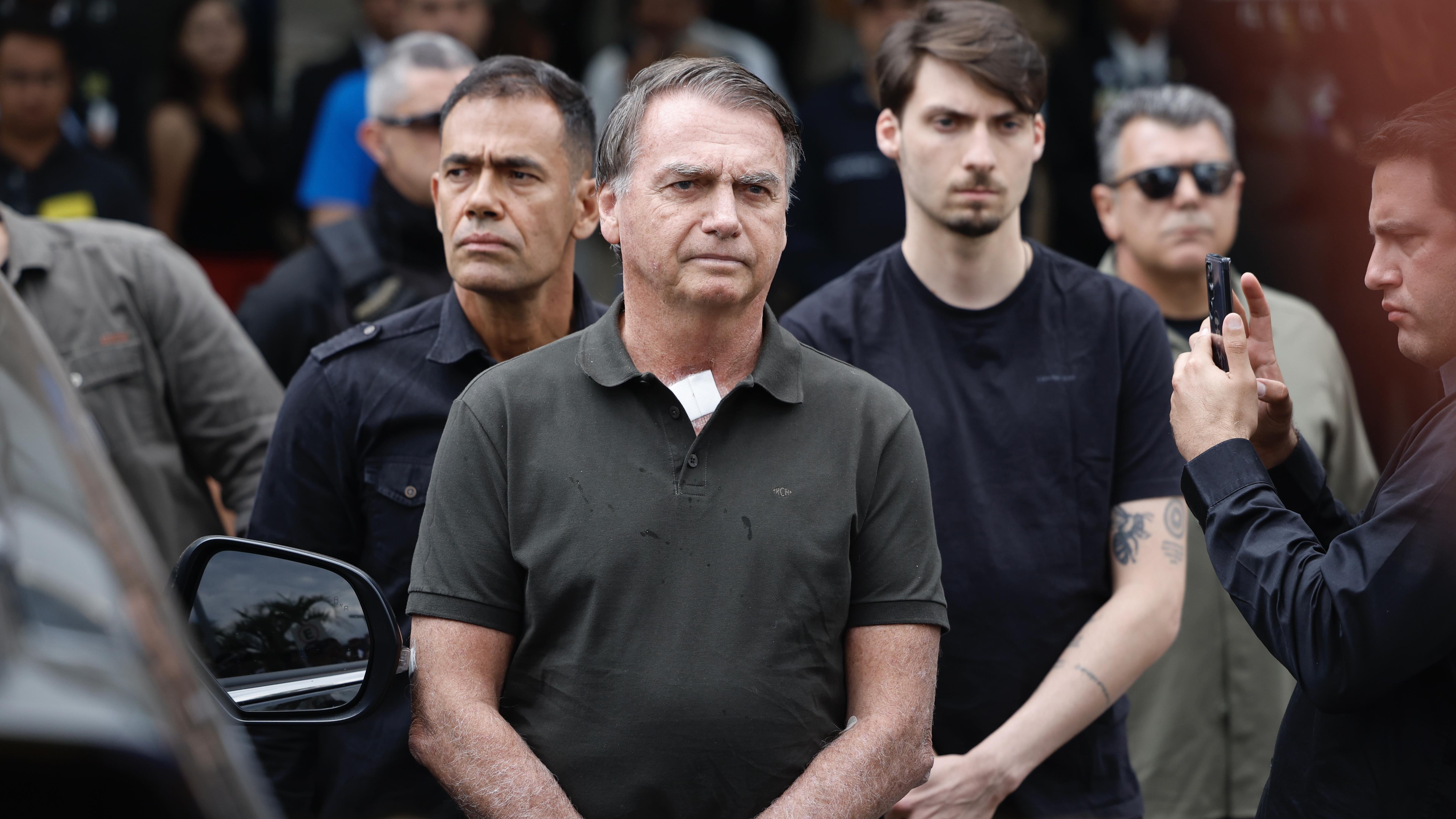 No último domingo (14), Bolsonaro deixou a prisão domiciliar para procedimento no hospital.