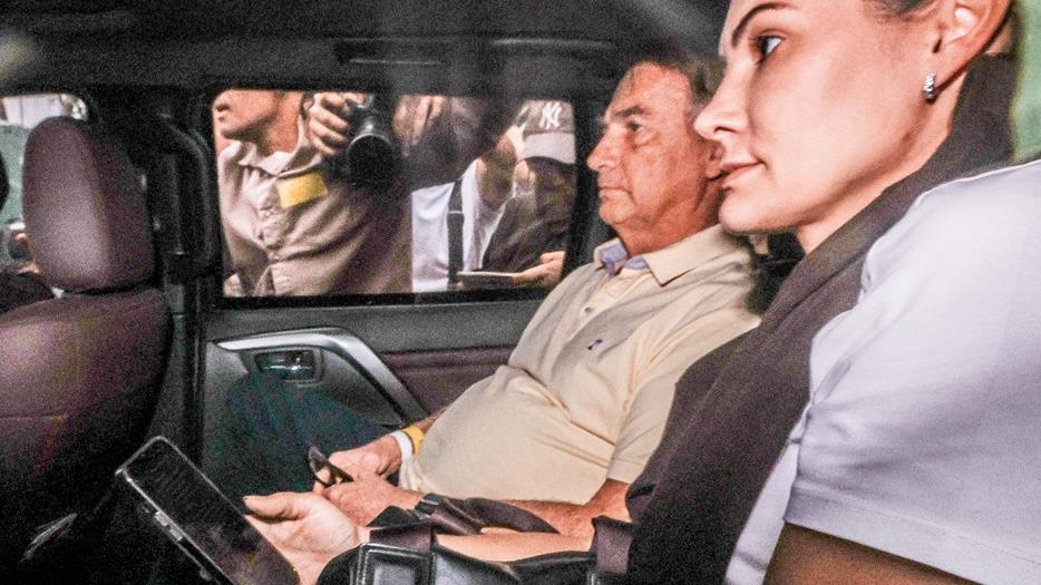 O ex-presidente Jair Bolsonaro deixa o hospital DF Star, em Brasília, ao lado da mulher, Michelle, após receber alta nesta quarta-feira.