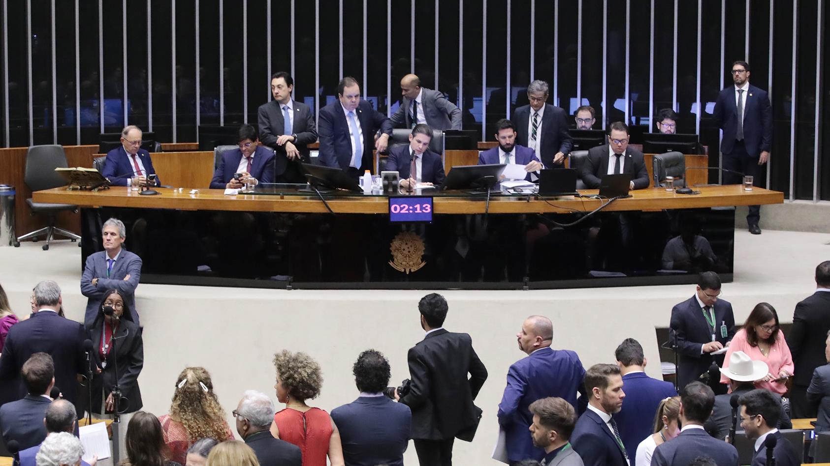 15 deputados votaram no primeiro turno, mas deixaram de votar no segundo. 