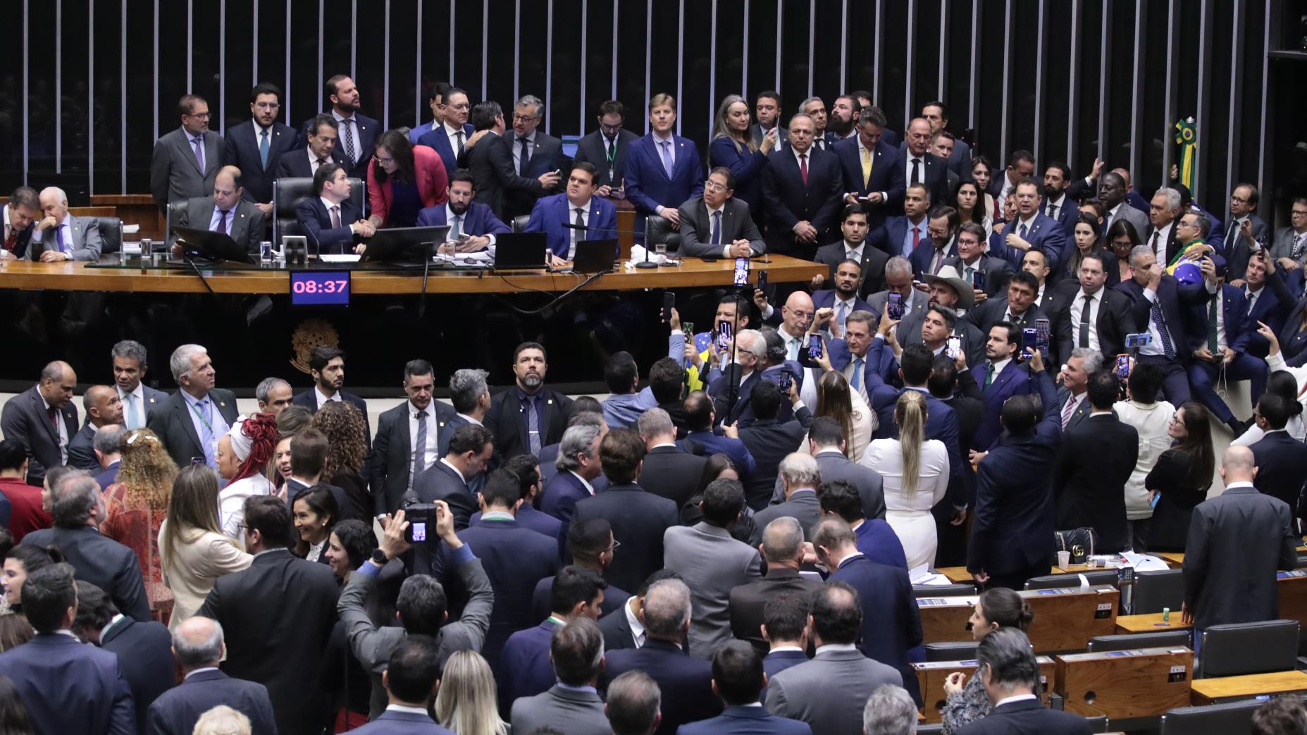 Com urgência aprovada, anistia poderá ser votada sem trâmite nas comissões.
