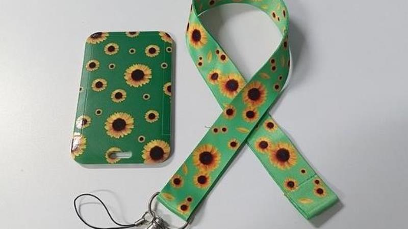 Criado no Reino Unido em 2016, o cordão de girassol é um símbolo internacional para identificar pessoas com deficiências não aparentes, como autismo, TDAH, Alzheimer e fibromialgia.