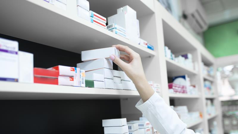 O texto ainda exige a presença de um  farmacêutico durante todo o horário de funcionamento.