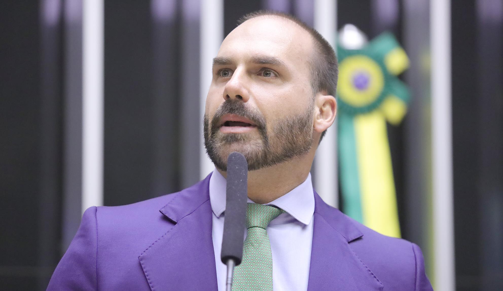 Deputados do PT e Psol anunciam abaixo-assinado e ação na PGR contra a indicação de Eduardo Bolsonaro.