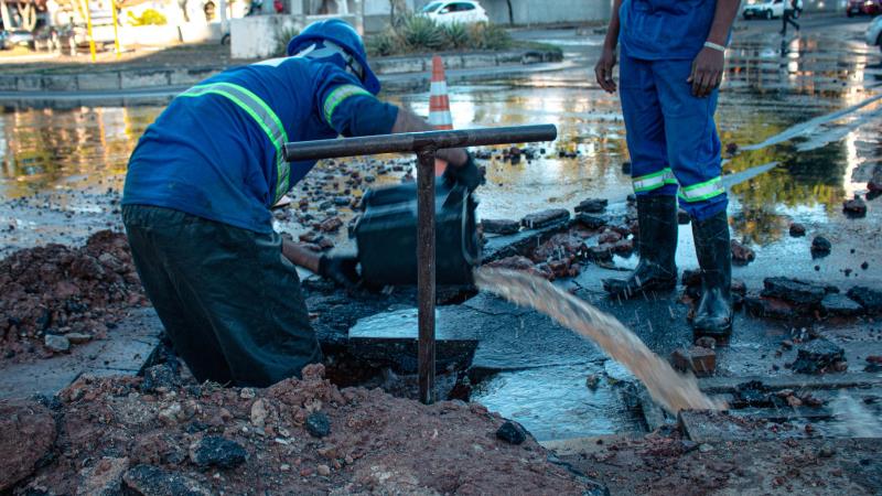 Os Estados com o maior número de obras de saneamento paralisadas são Maranhão (45) e Minas Gerais (32).