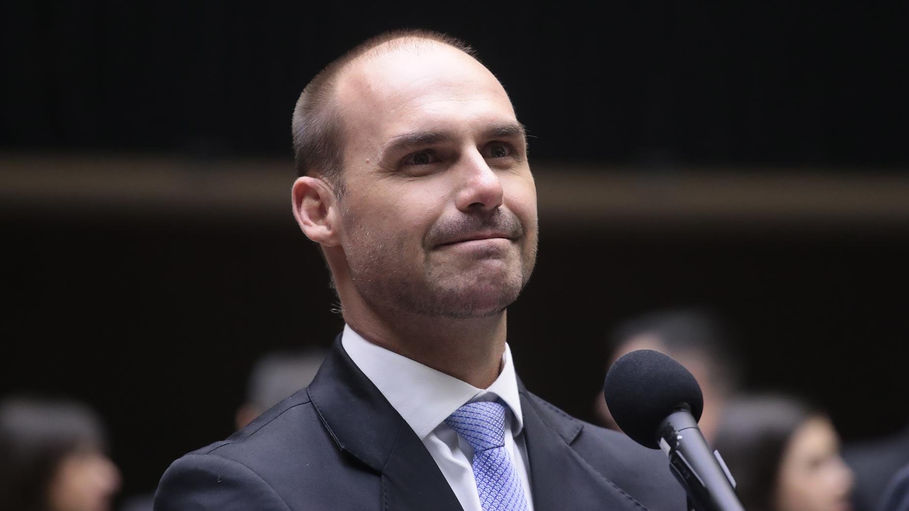 Ausência reiterada do deputado, sem licença válida, fere a Constituição e não pode ser tolerada.