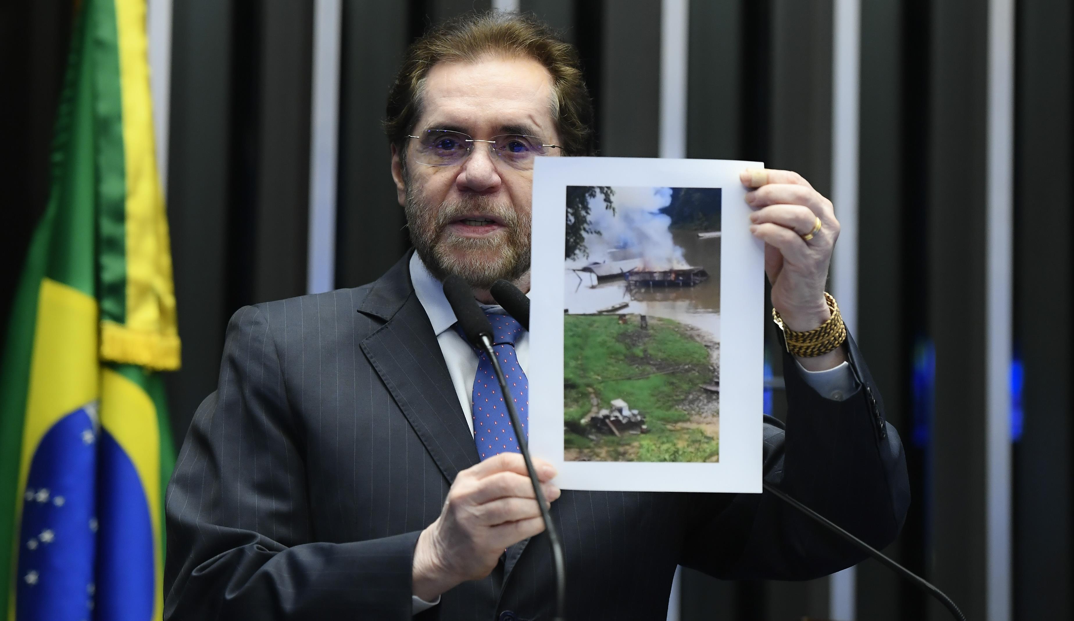 O senador criticou a operação que destruiu embarcações usadas por comunidades ribeirinhas no Rio Madeira.